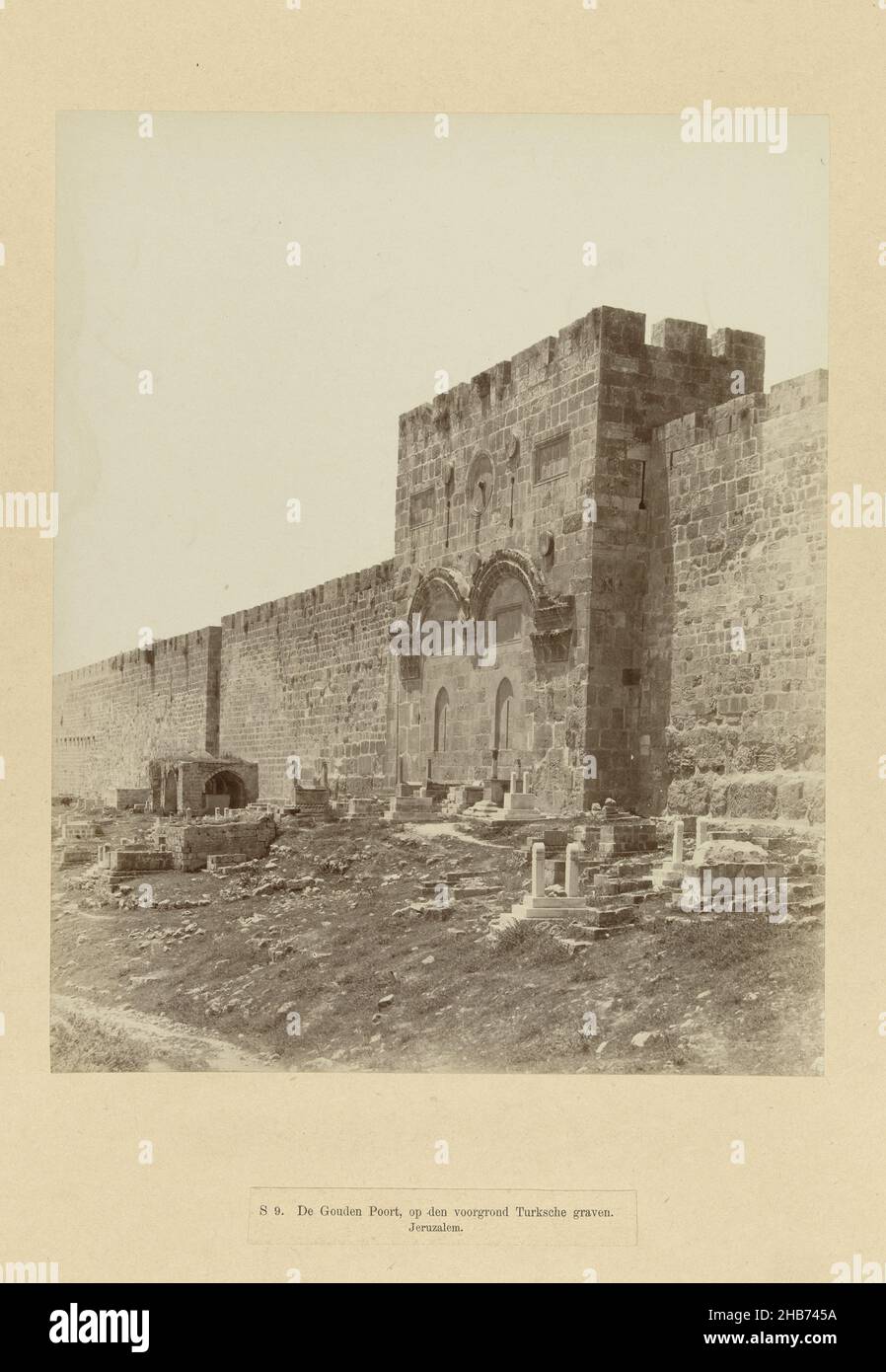 Archi di robinson a Gerusalemme, S 10. Il cosiddetto Robinson's Arch (titolo sull'oggetto), uno dei densi archi di robinson in mattoni a Gerusalemme. La fotografia fa parte della serie di fotografie provenienti da Israele, Palestina e Siria raccolte da Richard Polak., Bonfils (menzionato in oggetto), Israël, c.. 1895 - c. 1915, supporto fotografico, carta, stampa albume, altezza 272 mm x larghezza 215 mm altezza 556 mm x larghezza 466 mm Foto Stock