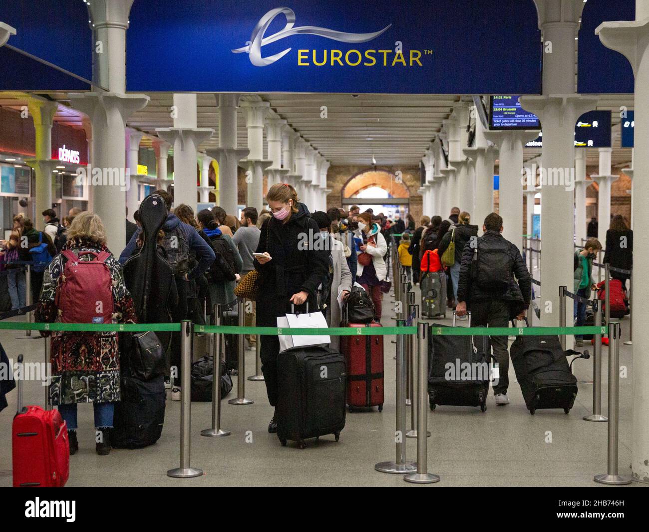 Persone alla stazione di St Pancras a Londra, viaggiando in Francia prima dell'introduzione di regole più severe per i visitatori dal Regno Unito nel tentativo di contrastare la diffusione della variante Omicron del coronavirus. Data immagine: Venerdì 17 dicembre 2021. Foto Stock