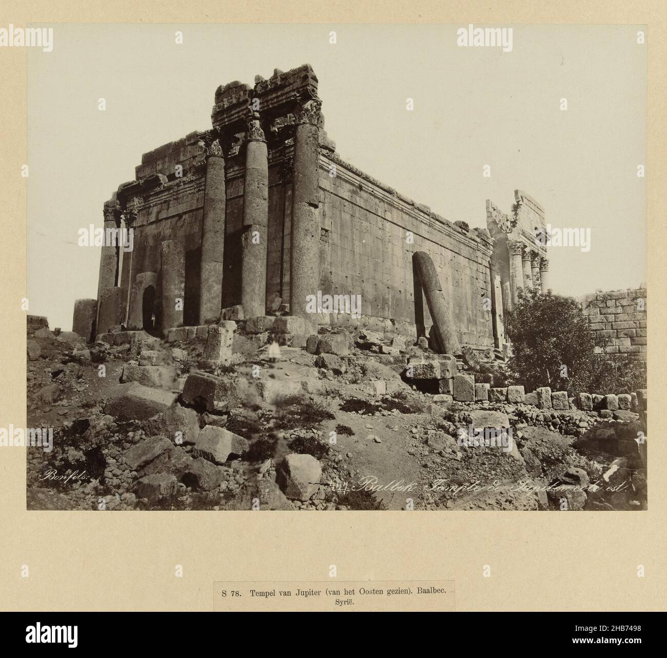 S 78. Tempio di Giove (visto da est). Baalbec. Siria. (Titolo su oggetto), Siria (titolo della collana), Bonfils. 447. Tempio di Balbek de Giove cote est. (Titolo su oggetto), la fotografia fa parte della serie di fotografie della Siria raccolte da Richard Polak., Bonfils, Libanon, c. 1867 - c. 1876, supporto fotografico, carta, stampa albume, altezza 220 mm x larghezza 278 mm altezza 467 mm x larghezza 556 mm Foto Stock
