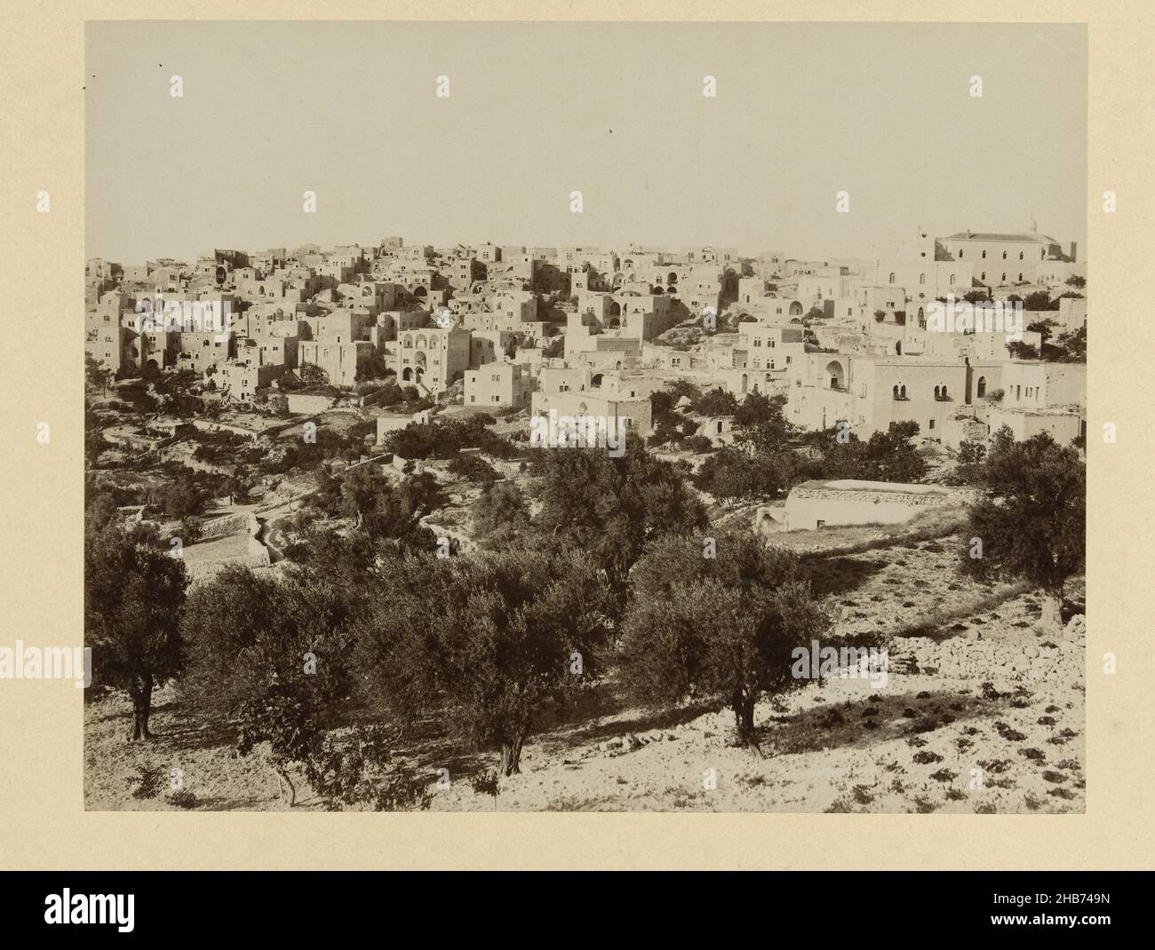 Vista di Betlemme, S 51. Vista di Betlemme (titolo su oggetto), la fotografia fa parte della serie di fotografie di Israele, Palestina e Siria raccolte da Richard Polak., anonimo, Palestina, c.. 1895 - c. 1915, supporto fotografico, carta, stampa albume, altezza 218 mm x larghezza 275 mm altezza 466 mm x larghezza 555 mm Foto Stock