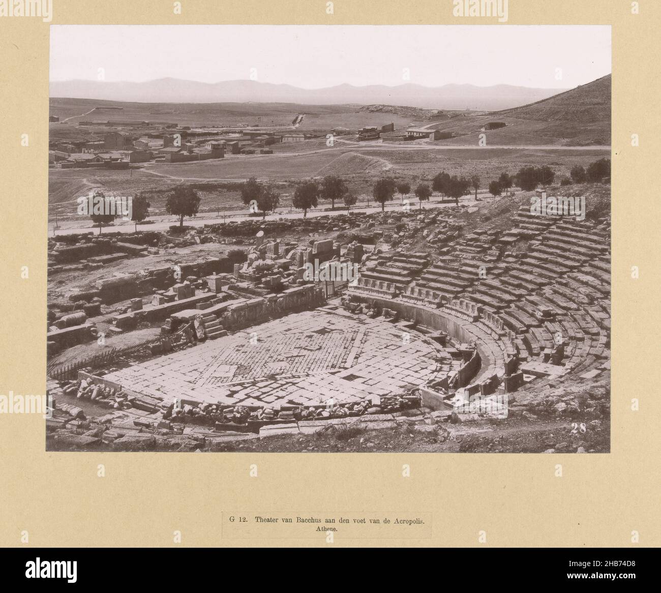 Teatro di Bacco vicino all'Acropoli di Atene, Teatro di Bacco ai piedi dell'Acropoli. Atene (titolo su oggetto), Grecia (titolo della serie), la fotografia fa parte della serie di fotografie sulla Grecia raccolte da Richard Polak., anonimo, Griekenland, Paesi Bassi, c.. 1895 - c. 1915, supporto fotografico, carta, collotipo, altezza 220 mm x larghezza 292 mm altezza 468 mm x larghezza 558 mm Foto Stock