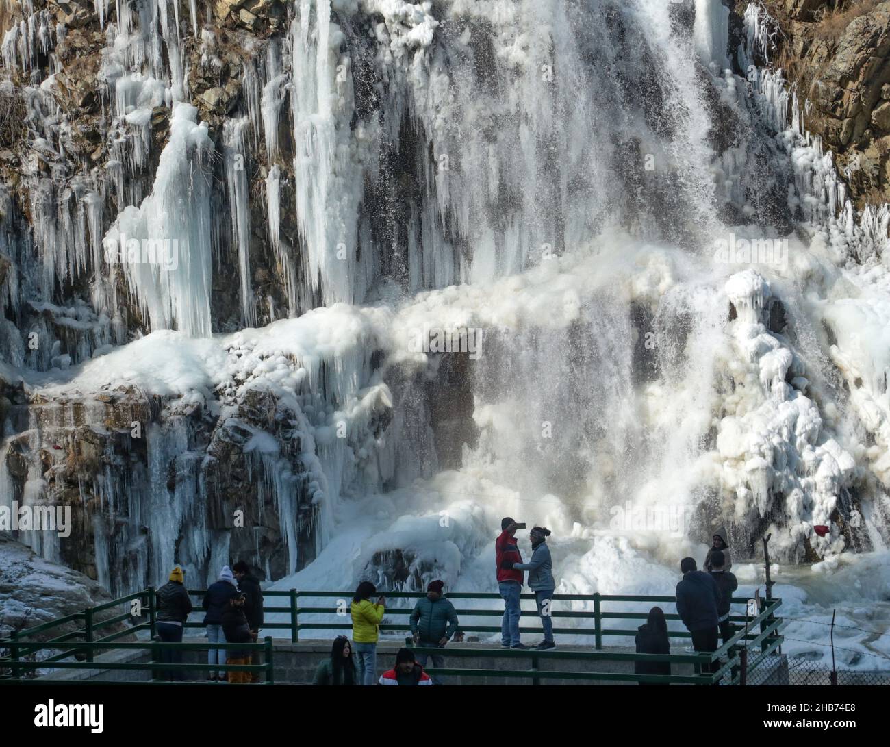 17 dicembre 2021, Srinagar, Jammu e Kashmir, India: Visitatori visti accanto a una cascata ghiacciata il 17 dicembre 2021 a Drung, ad ovest di Srinagar, la capitale estiva del Kashmir indiano. Il mercurio nel Kashmir è crollato a meno 12,3 Â°C, rendendolo il primo-più basso notte di dicembre.l'uomo del tempo ha previsto principalmente il tempo asciutto sopra Jammu e Kashmir e Ladakh per i prossimi giorni, post 'Chillai-Kalan', il periodo di 40 giorni dell'inverno più arshest in Kashmir, che inizia il 21 dicembre. (Credit Image: © Sajad Hameed/Pacific Press via ZUMA Press Wire) Foto Stock