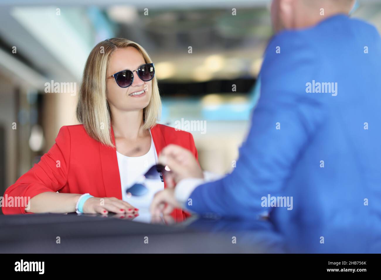 Donna elegante in riunione con consulente per ottenere consigli su argomento Foto Stock