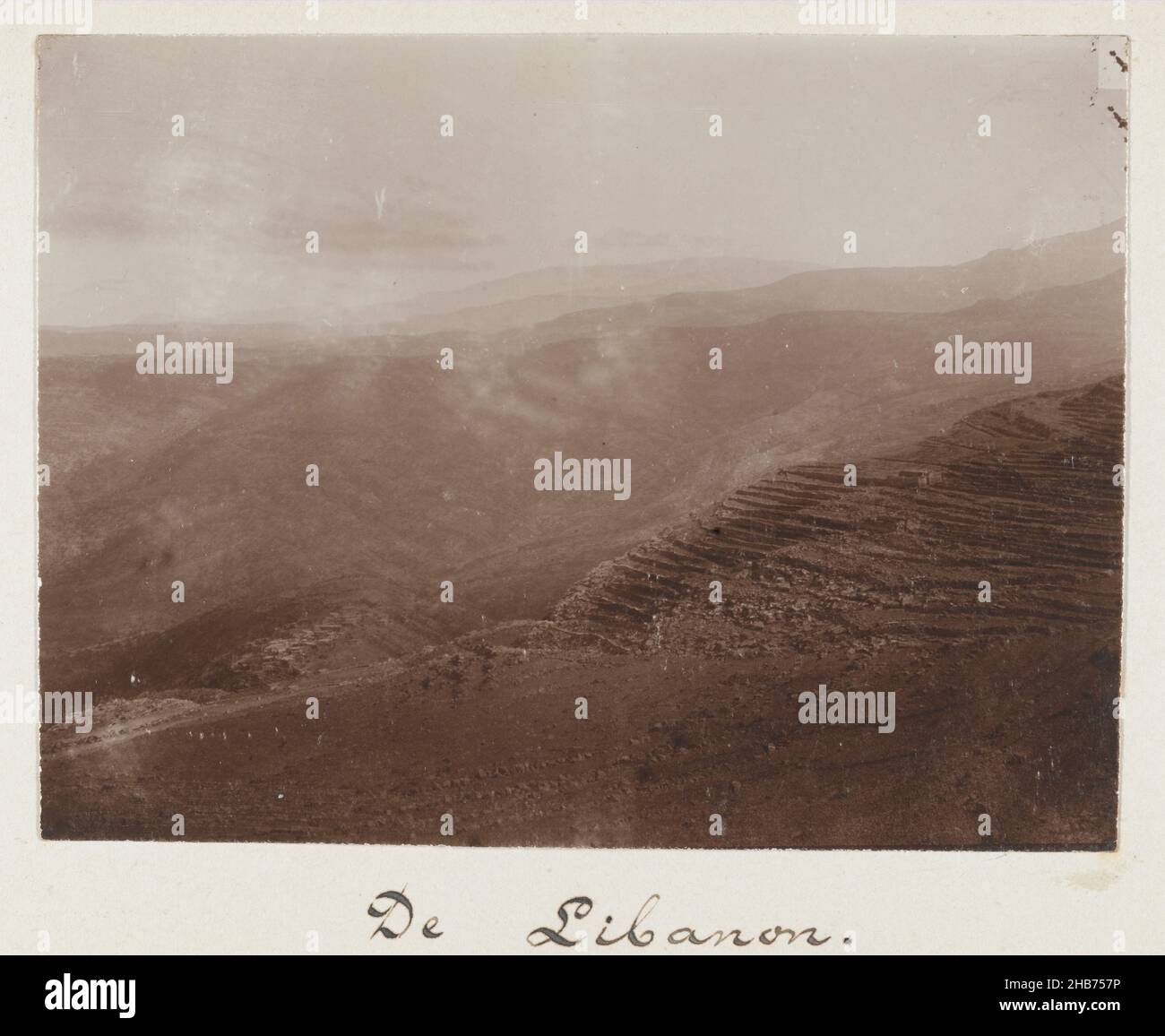 Paesaggio di montagna in Libano, il Libano, L. Heldring, Libanon, 1898, supporto fotografico, altezza 80 mm x larghezza 107 mm Foto Stock