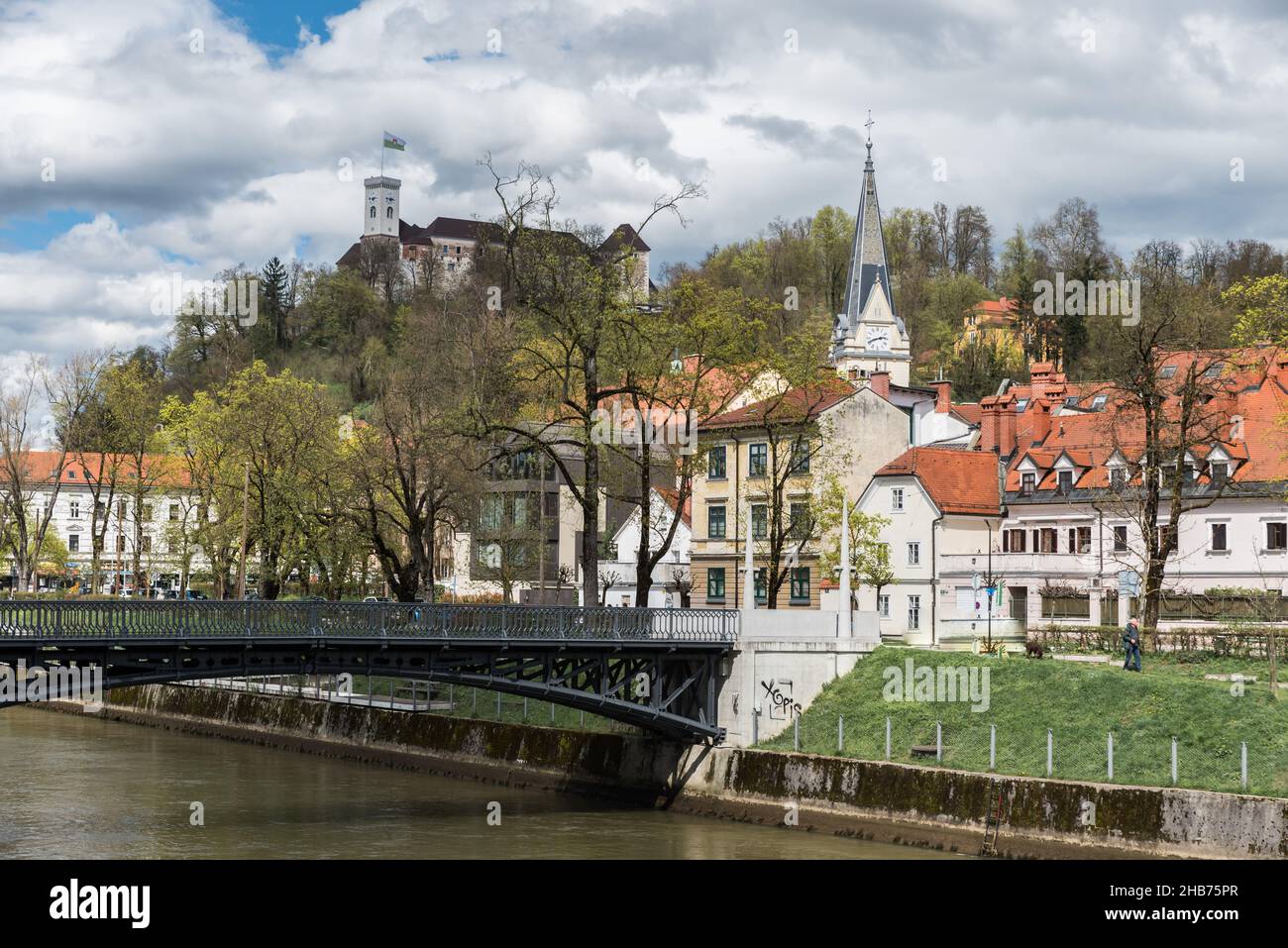 Lubiana, Slovenia - 04 13 2018: Ponte e le rive del fiume con i monumenti della città sullo sfondo Foto Stock