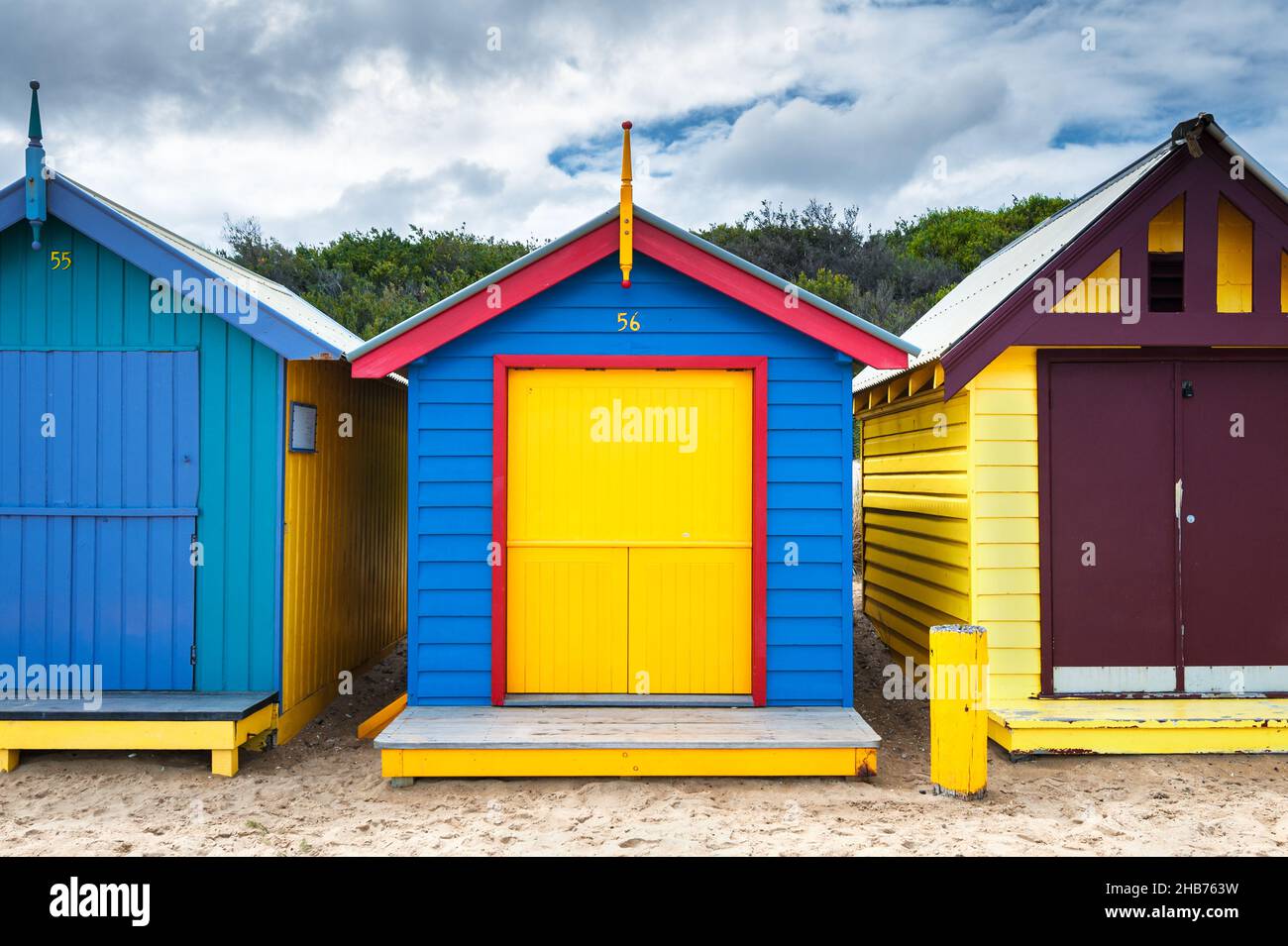 Scatole colorate e famose sulla spiaggia di Brighton a Melbourne. Foto Stock