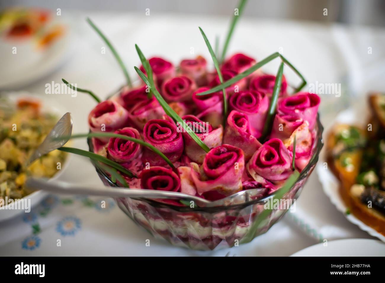 Aringhe sotto un cappotto di pelliccia insalata, shuba sul tavolo delle feste. Insalata a strati con aringhe, barbabietole, patate, carote, cipolle e uova. Decorata in modo originale, la connessione wi Foto Stock