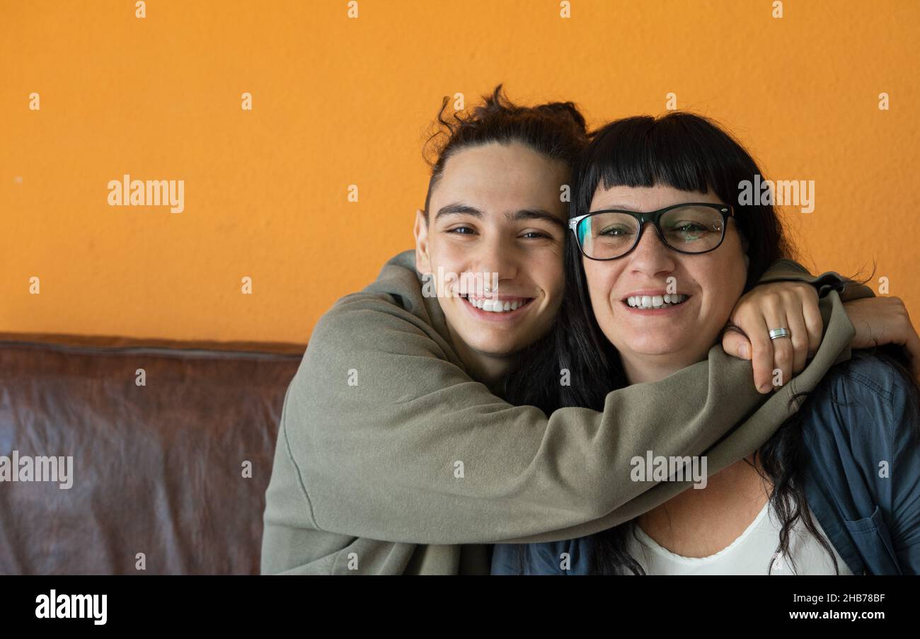 adolescente bot abbracciando sua madre affettuosamente Foto Stock