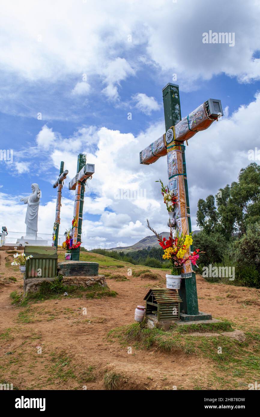 Tre croci accanto alla Statua del Cristo Bianco. Foto Stock