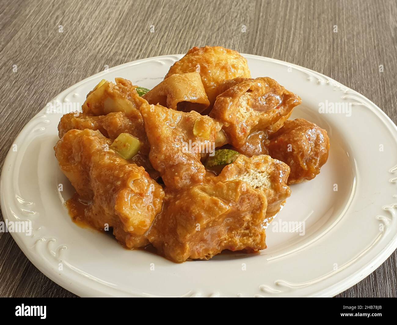 Il batagor è un tipico spuntino indonesiano, cibo fatto di farina, solitamente servito con salsa di arachidi Foto Stock