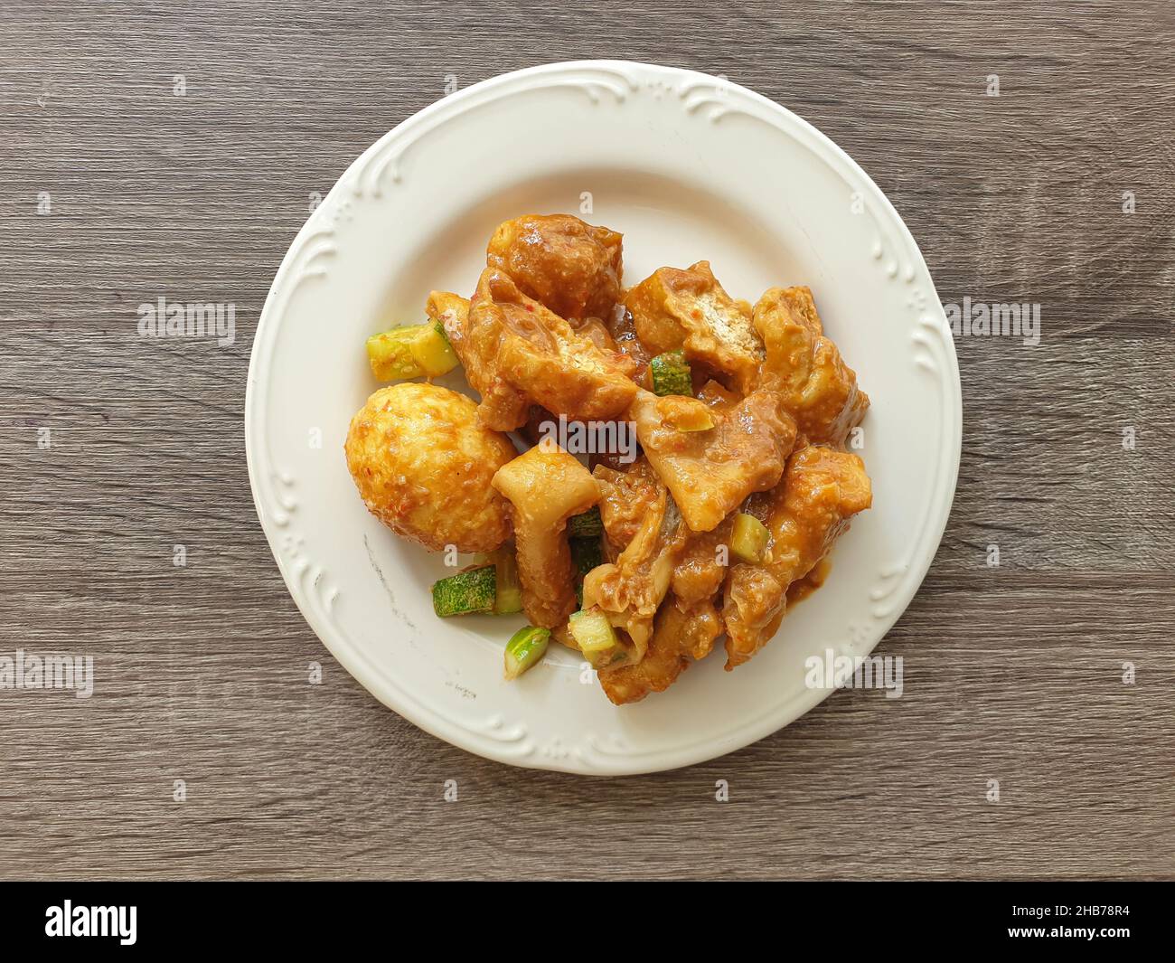 Il batagor è un tipico spuntino indonesiano, cibo fatto di farina, solitamente servito con salsa di arachidi Foto Stock