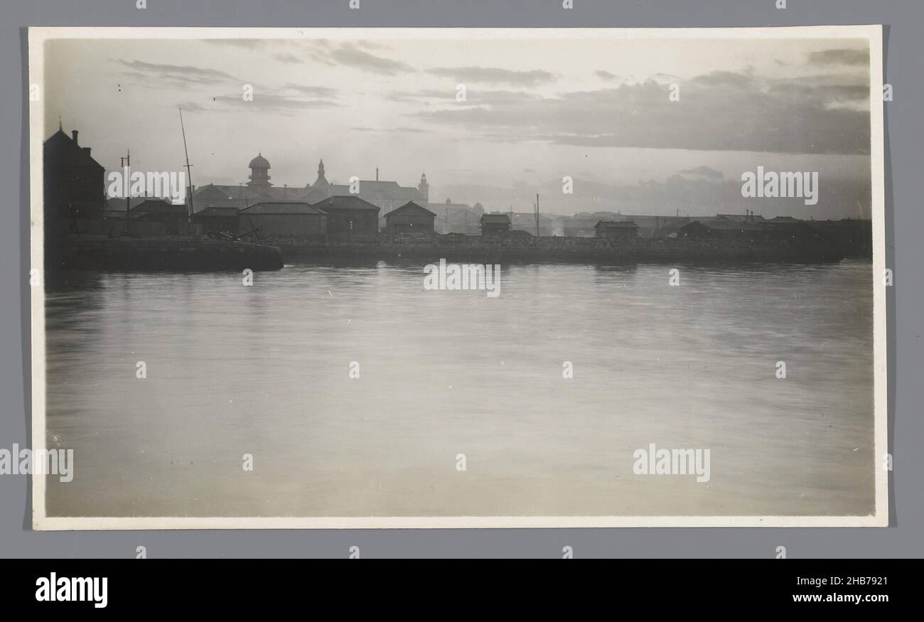 Vista di un porto, Jan Adriani (cerchio di), 1907, supporto fotografico, stampa in argento gelatina, altezza 78 mm x larghezza 136 mm Foto Stock