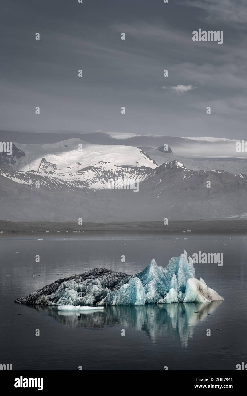 Scultura iceberg galleggiante su Jökulsarlon nel Parco Nazionale di Vatnajökull. Foto Stock
