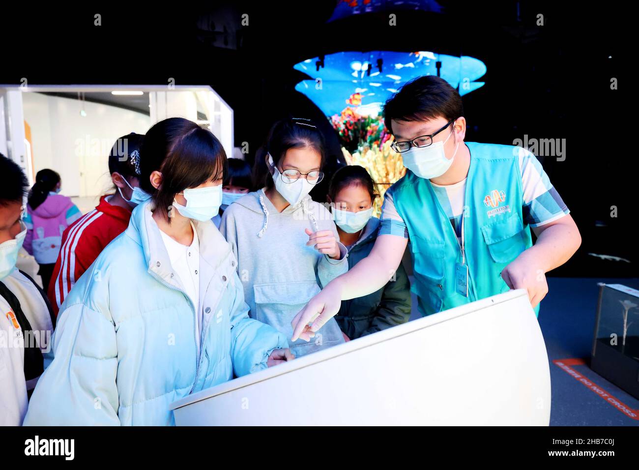 LIUZHOU, CINA - 17 DICEMBRE 2021 - gli studenti imparano a conoscere gli strumenti scientifici sotto la guida del personale del liuzhou Science and Technology Museum Foto Stock