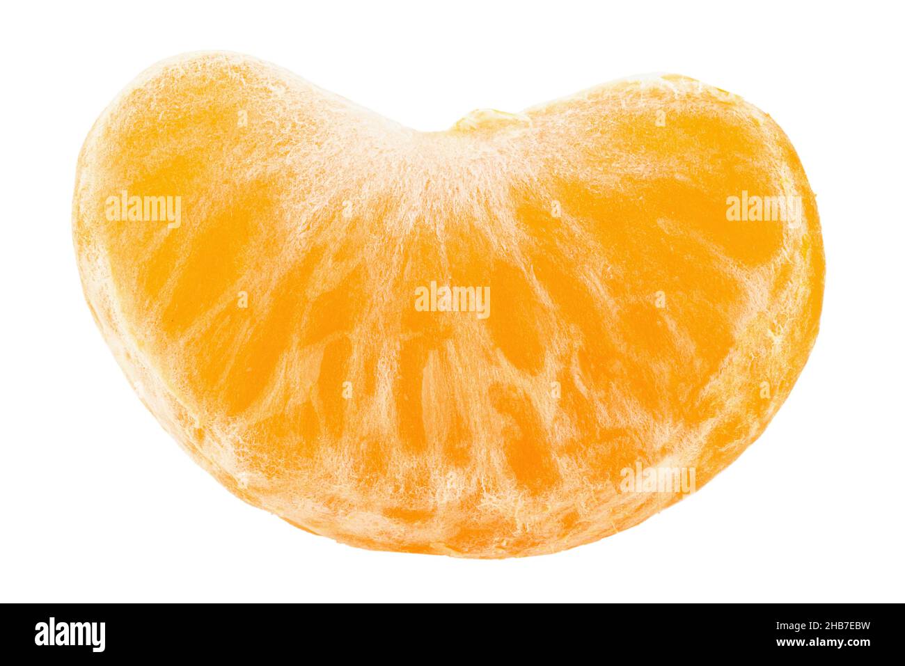 Fetta di agrumi arancio mandarino isolata. Il file contiene il percorso di ritaglio. Foto Stock