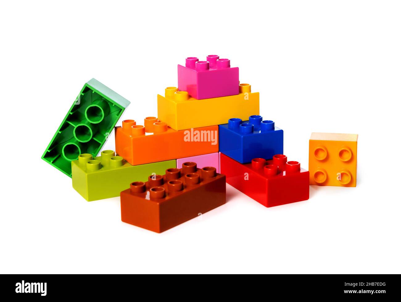blocchi colorati di costruzione giocattolo isolati su sfondo bianco Foto Stock