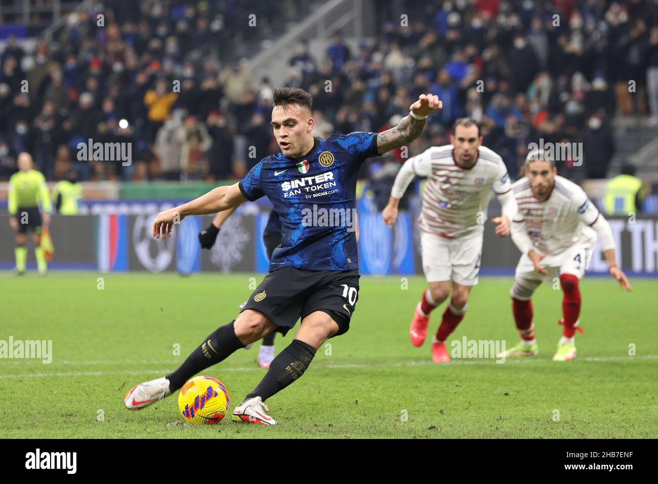 Milano, Italia. 12th Dic 2021. Lautaro Martinez (attaccante Inter) in azione durante la Serie A Tim FC Inter vs Cagliari 2021-2022 giorno 17 allo stadio San Siro. FC Inter vince 4-0 (Credit Image: © Fabrizio Andrea Bertani/Pacific Press via ZUMA Press Wire) Foto Stock