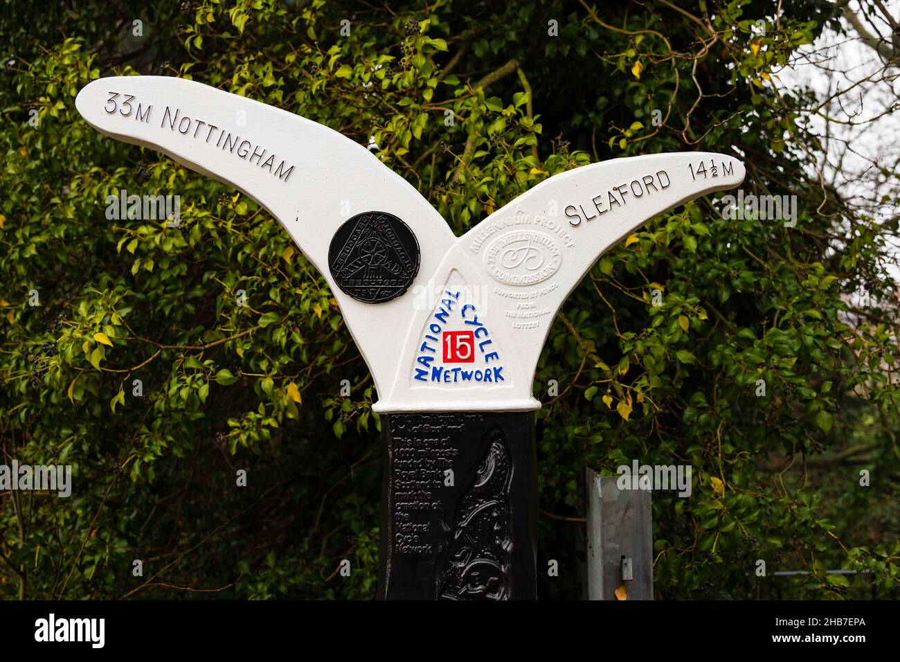 Segnale National Cycle Network che mostra le distanze da Nottingham e Sleaford. Un progetto del Millennio sponsorizzato dalla Lotteria Nazionale. Wyndham Park, Granth Foto Stock