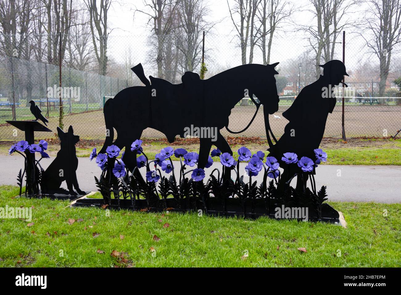 Cavallo di guerra, Silhouette Memorial per gli animali uccisi in servizio di guerra. Papaveri viola. Wyndham Park, Grantham, Lincolnshire, Inghilterra. Foto Stock