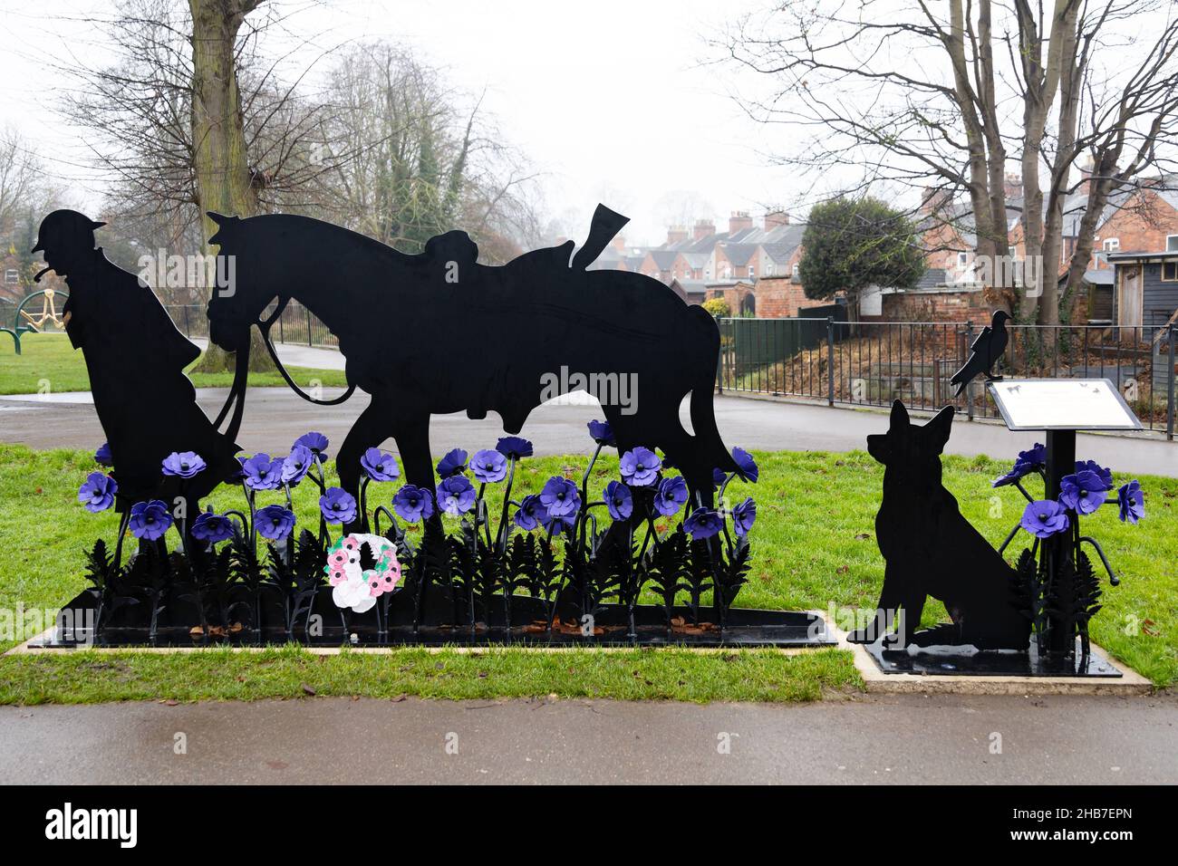 Cavallo di guerra, Silhouette Memorial per gli animali uccisi in servizio di guerra. Papaveri viola. Wyndham Park, Grantham, Lincolnshire, Inghilterra. Foto Stock