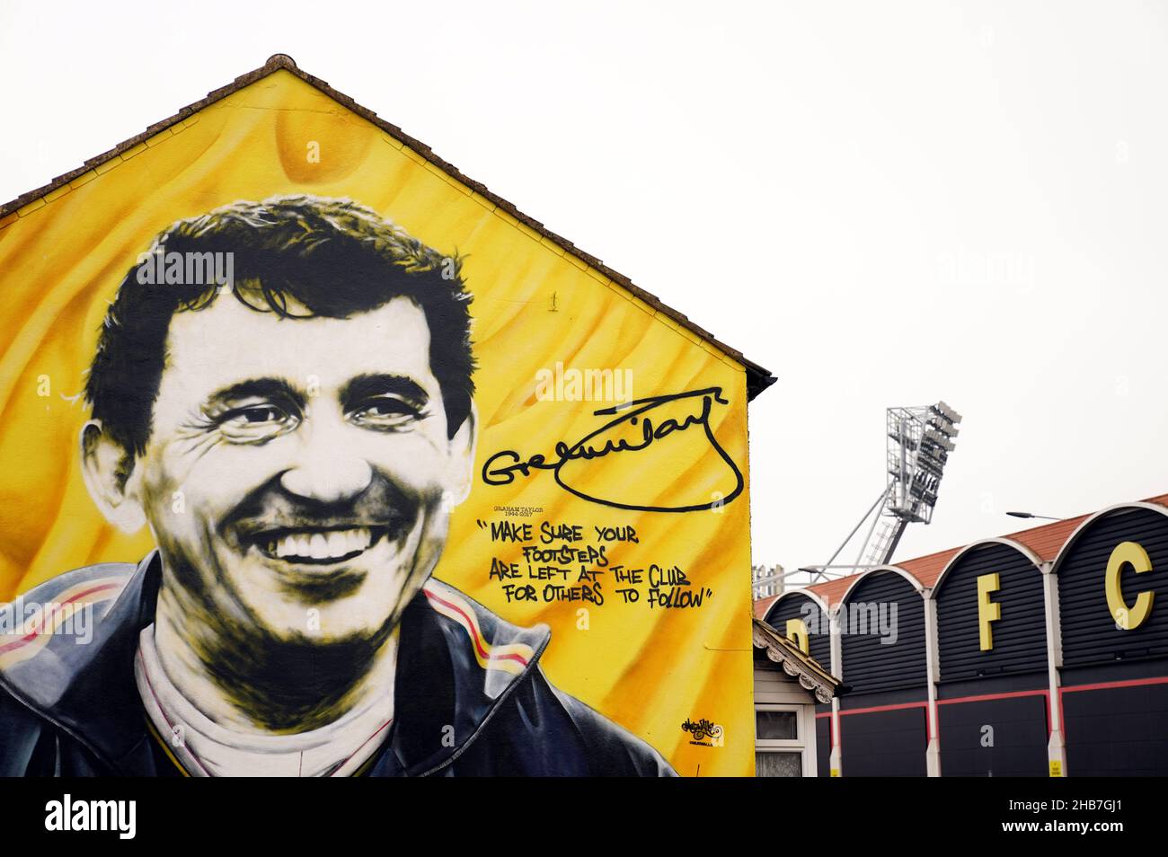 Vista di un murale di Graham Taylor vicino a Vicarage Road, sede del Watford FC. La Premier League è sotto pressione crescente per sospendere l'intero programma di questo weekendâ a seguito di una serie di rinvii imposti dal coronavirus. Cinque delle 10 partite in programma di sabato e domenica sono già state disdette, portando a nove il numero totale di partite di volo rinviate questa settimana. Data immagine: Venerdì 17 dicembre 2021. Foto Stock