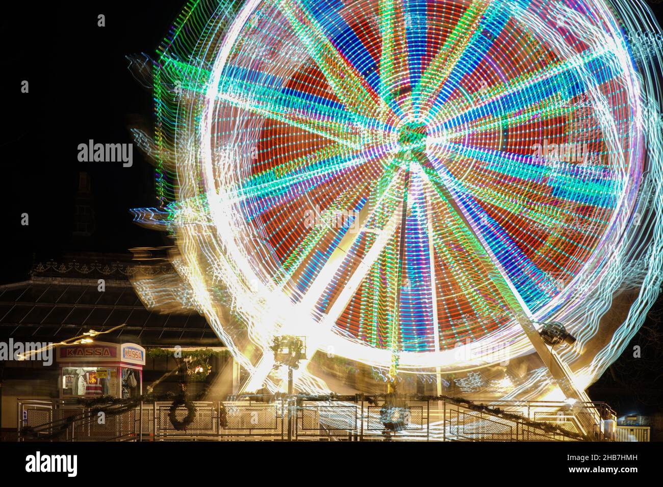 Crescent Gardens, Harrogate, esposizione notturna a lungo termine con movimento intenzionale della fotocamera per oscurare i sentieri luminosi da una ruota panoramica. Foto Stock