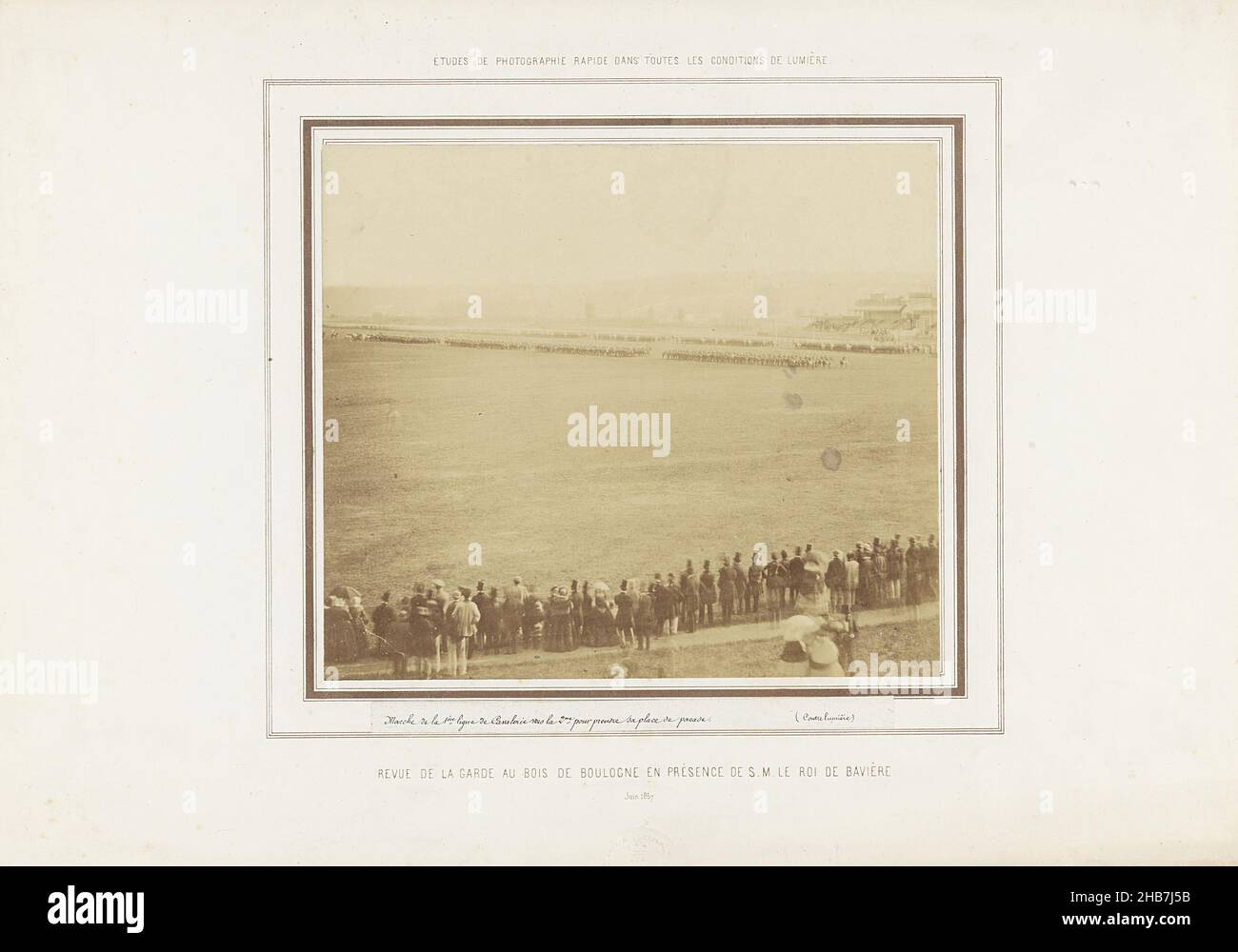 Cambio della guardia nel Bois de Boulogne a Parigi in presenza di S.M. re di Baviera, Francia, Revue de la garde au Bois de Boulogne en présence de S.M. le Roi de Bavière, études de photographie rapide dans toutes les conditions de lumière (titolo della serie sull'oggetto), Louis-Pierre-Théophile Dubois de Nehaut, (citato in oggetto), Parigi, Jun-1857, cartone, supporto fotografico, stampa su carta salata, altezza 327 mm x larghezza 480 mm Foto Stock