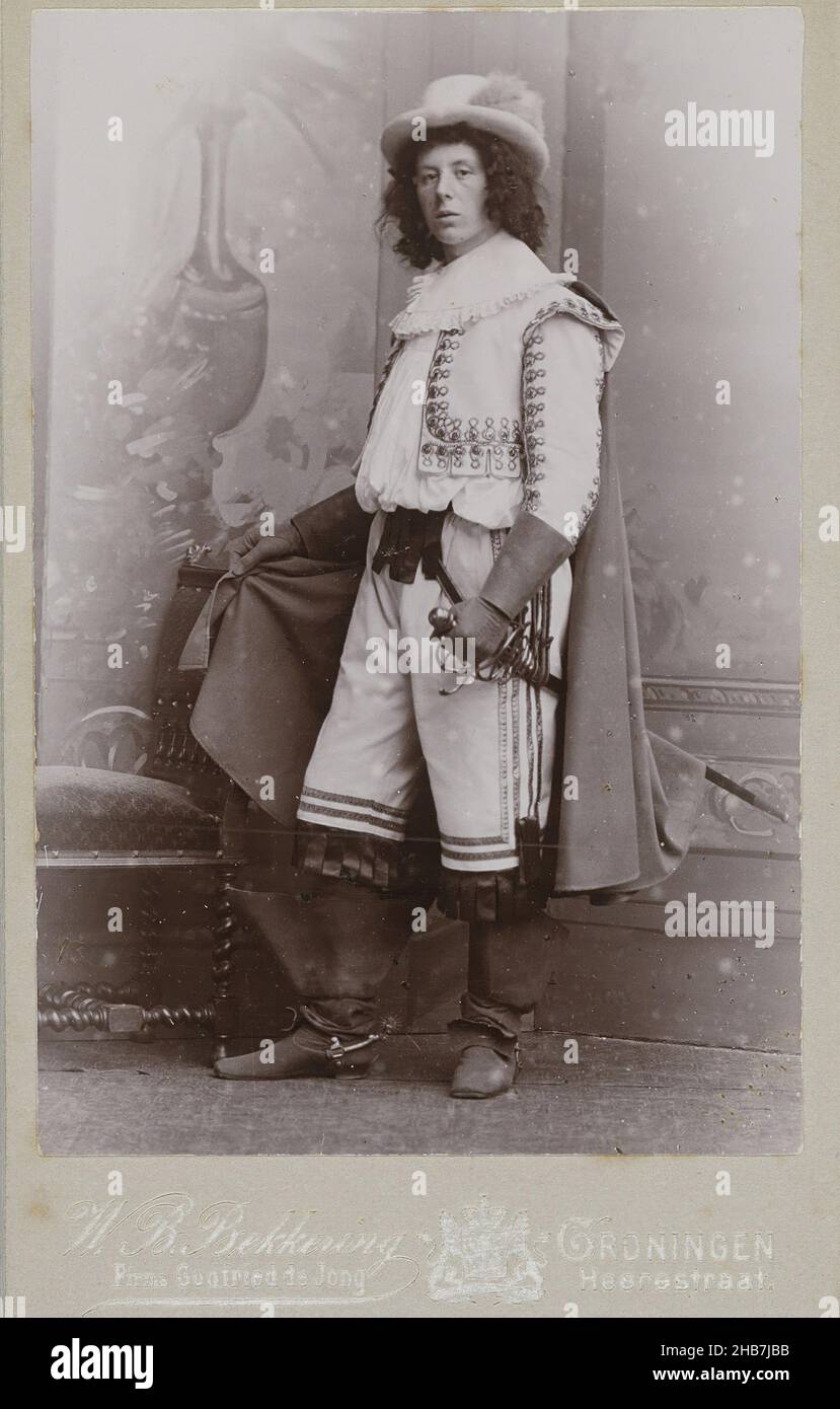 Ritratto di uno studente sconosciuto di Groningen in costume mascherato, Willem Bernard Bekkering, (menzionato sull'oggetto), Groningen, 1886 - 1900, carta baryta, cartone, altezza 100 mm x larghezza 64 mm, altezza 88 mm x larghezza 58 mm Foto Stock
