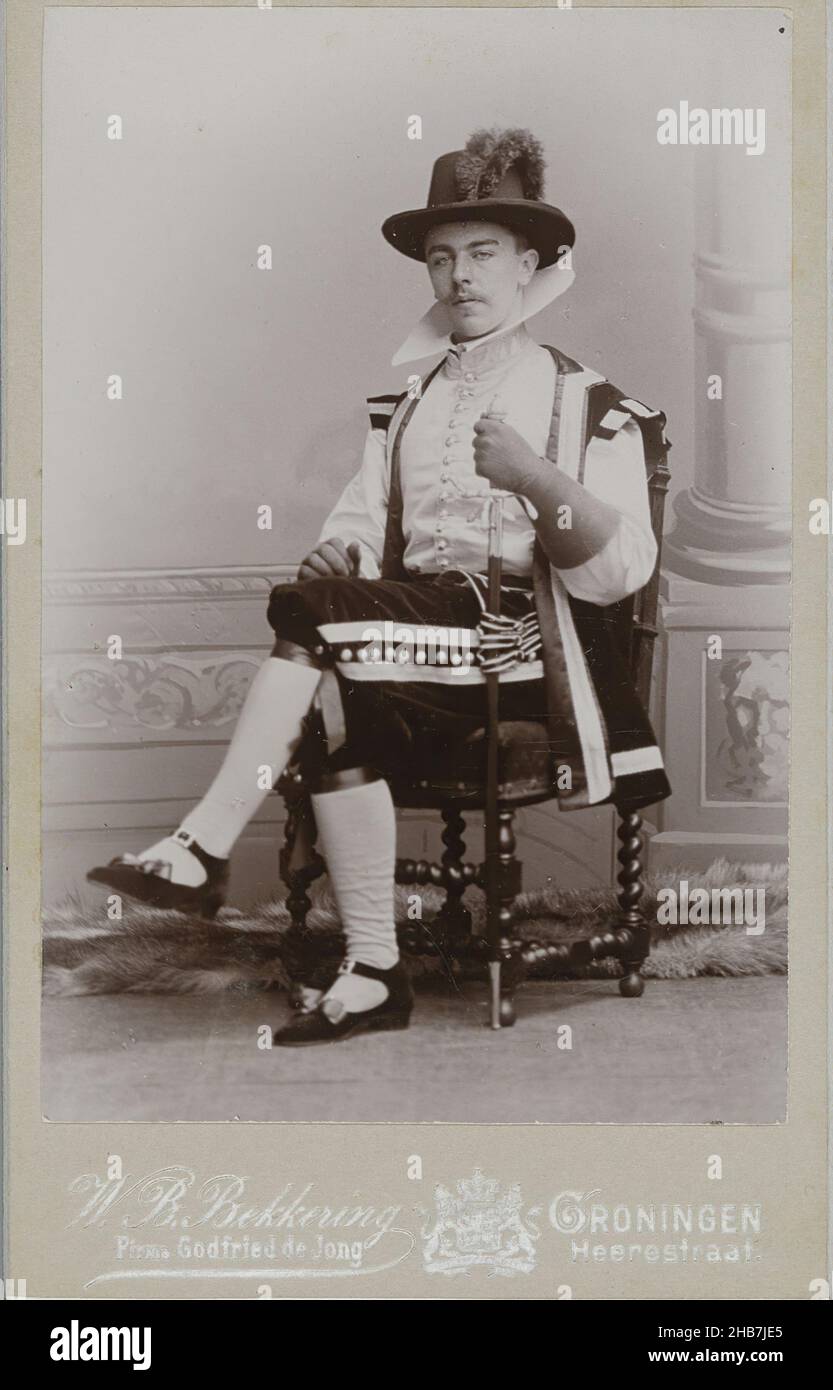 Ritratto di uno studente sconosciuto di Groningen in costume mascherato, Willem Bernard Bekkering, (menzionato sull'oggetto), Groningen, 1886 - 1900, carta baryta, cartone, altezza 100 mm x larghezza 64 mm, altezza 88 mm x larghezza 58 mm Foto Stock