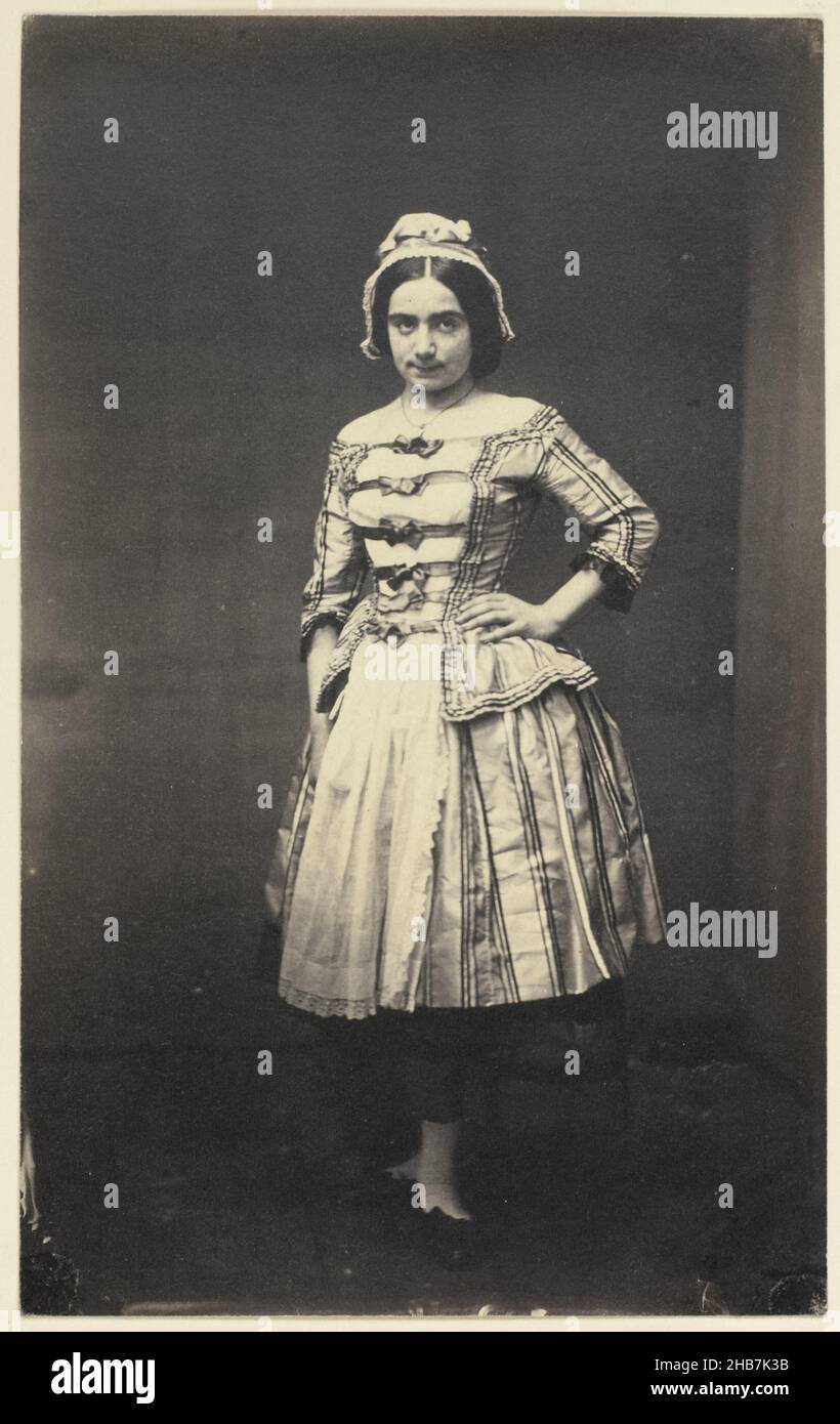 Ritratto di una ragazza in costume di scena, Eduard Isaac Asser, Amsterdam, 1856, carta, stampa su carta salata, altezza 202 mm x larghezza 125 mm Foto Stock