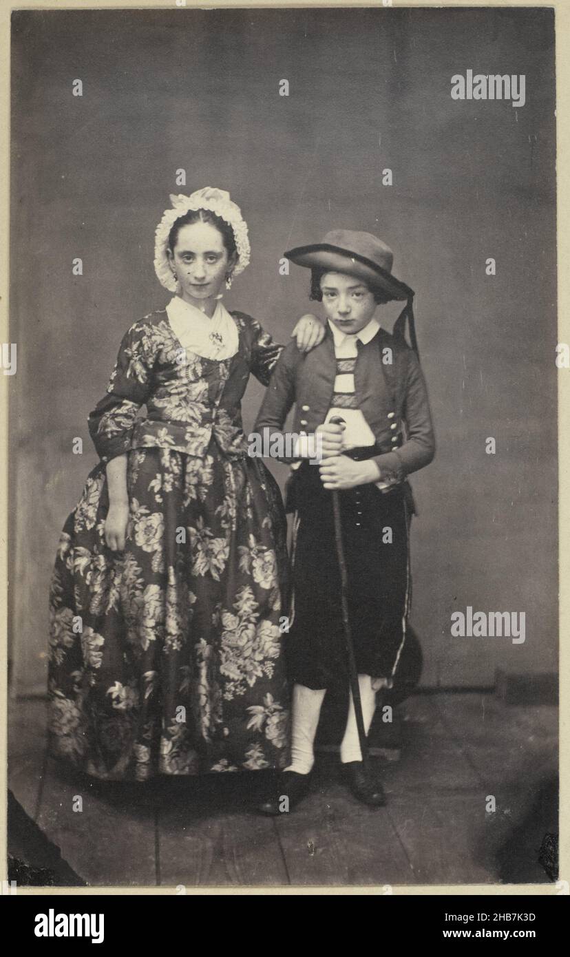 Ritratto di un ragazzo e di una ragazza in costume da palco, Eduard Isaac Asser, Amsterdam, 1856, carta, stampa su carta salata, altezza 195 mm x larghezza 122 mm Foto Stock