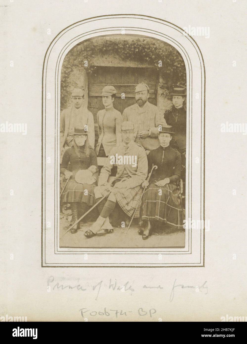 Ritratto di gruppo del re d'Inghilterra Edoardo VII e della sua famiglia in  kilt, T.R.H. Il Principe di Galles e la Famiglia (titolo sull'oggetto),  parte di Album fotografico contenente 123 cartes-de-visit di