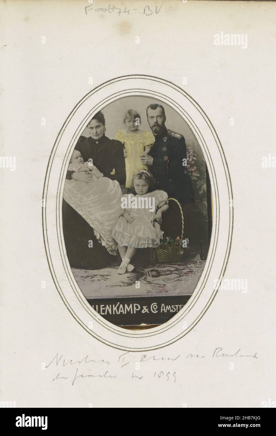 Ritratto di gruppo di Tsar Nicholas II di Russia e della sua famiglia, parte di Album fotografico con 123 cartes-de-visite di membri di case reali europee, politici e persone ben note., anonimo, editore: H. Hollenkamp & Co., Amsterdam, 1899, cartone, carta, altezza 88 mm x larghezza 55 mm x altezza 100 mm x larghezza 58 mm Foto Stock