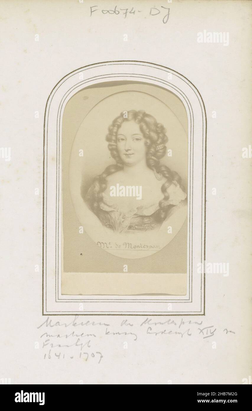 Photoreproduction dopo (presumibilmente) un ritratto dipinto di Madame de Montespan, padrona di Re Luigi XIV di Francia, Me. De Montespan (titolo su oggetto), parte di Album fotografico con 123 cartes-de-visite di membri di case reali europee, politici e persone ben note., anonimo, dopo: anonimo, 1855 - 1880, cartone, carta, stampa albume, altezza 81 mm x larghezza 57 mm altezza 105 mm x larghezza 63 mm Foto Stock