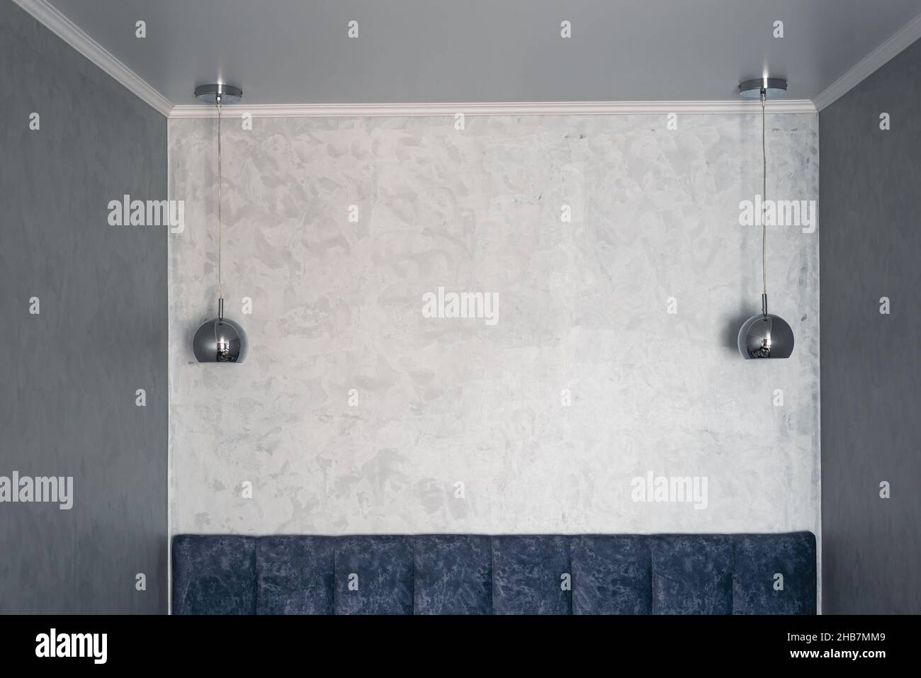 Lampadari alla moda appendono sul soffitto sopra il divano in camera Foto Stock