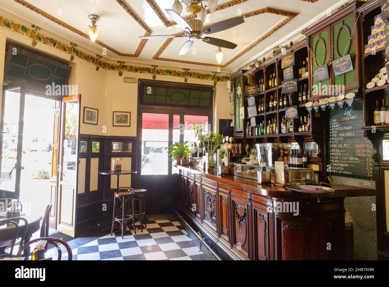 Interno vuoto di un tipico bar spagnolo, Madrid, Spagna Foto Stock