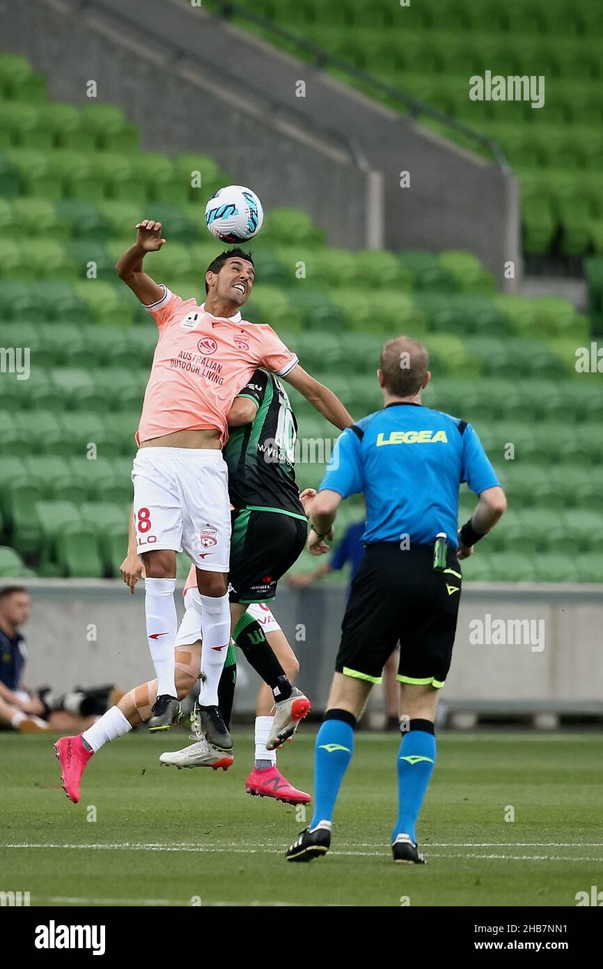 Melbourne, Australia, 17 dicembre 2021. Stefan Mauk di Adelaide United dirige la palla durante il round 5 Della partita di calcio A-League tra Western United FC e Adelaide United all'AAMI Park il 17 dicembre 2021 a Melbourne, Australia. Credit: Dave Hewison/Speed Media/Alamy Live News Foto Stock