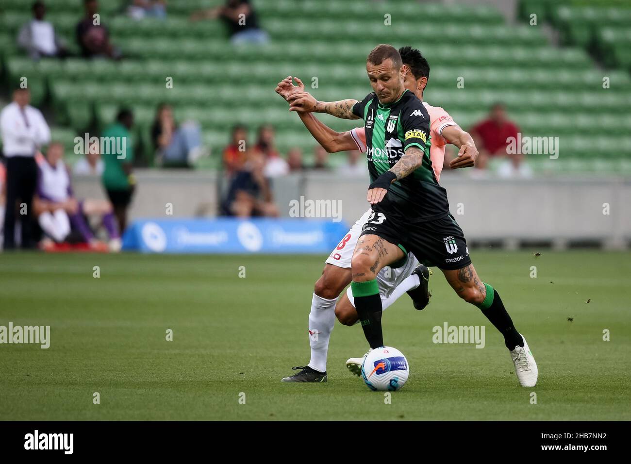 Melbourne, Australia, 17 dicembre 2021. Alessandro Diamanti del Western United controlla la palla durante il round 5 Della Partita di calcio A-League tra il Western United FC e Adelaide United all'AAMI Park il 17 dicembre 2021 a Melbourne, Australia. Credit: Dave Hewison/Speed Media/Alamy Live News Foto Stock
