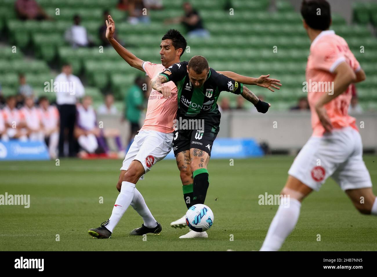 Melbourne, Australia, 17 dicembre 2021. Alessandro Diamanti del Western United controlla la palla durante il round 5 Della Partita di calcio A-League tra il Western United FC e Adelaide United all'AAMI Park il 17 dicembre 2021 a Melbourne, Australia. Credit: Dave Hewison/Speed Media/Alamy Live News Foto Stock