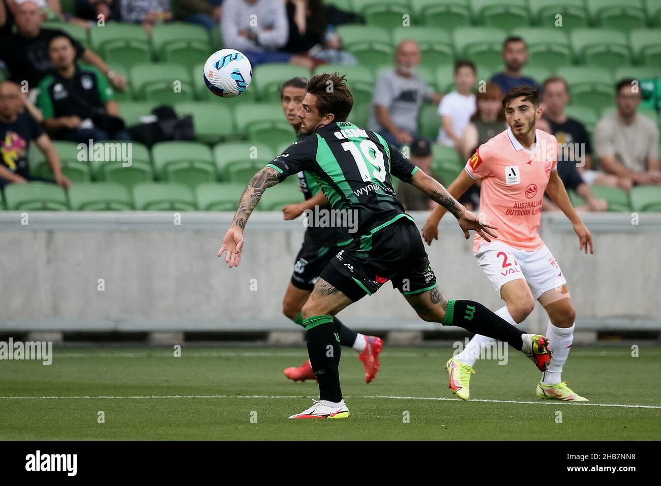 Melbourne, Australia, 17 dicembre 2021. Joshua Risdon del Western United dirige la palla durante il round 5 Della partita di calcio A-League tra il Western United FC e Adelaide United all'AAMI Park il 17 dicembre 2021 a Melbourne, Australia. Credit: Dave Hewison/Speed Media/Alamy Live News Foto Stock