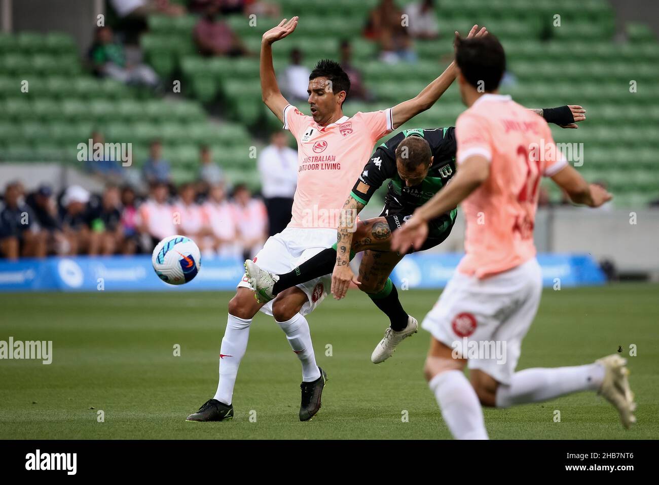 Melbourne, Australia, 17 dicembre 2021. Alessandro Diamanti del Western United calcia la palla durante il round 5 Della partita di calcio A-League tra il Western United FC e Adelaide United all'AAMI Park il 17 dicembre 2021 a Melbourne, Australia. Credit: Dave Hewison/Speed Media/Alamy Live News Foto Stock