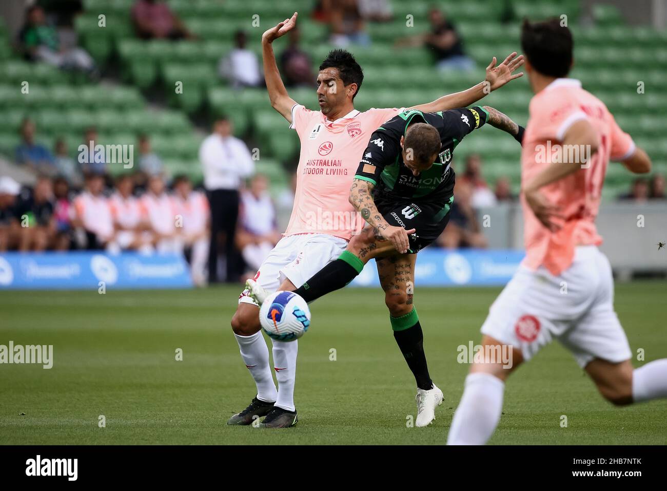 Melbourne, Australia, 17 dicembre 2021. Alessandro Diamanti del Western United calcia la palla durante il round 5 Della partita di calcio A-League tra il Western United FC e Adelaide United all'AAMI Park il 17 dicembre 2021 a Melbourne, Australia. Credit: Dave Hewison/Speed Media/Alamy Live News Foto Stock