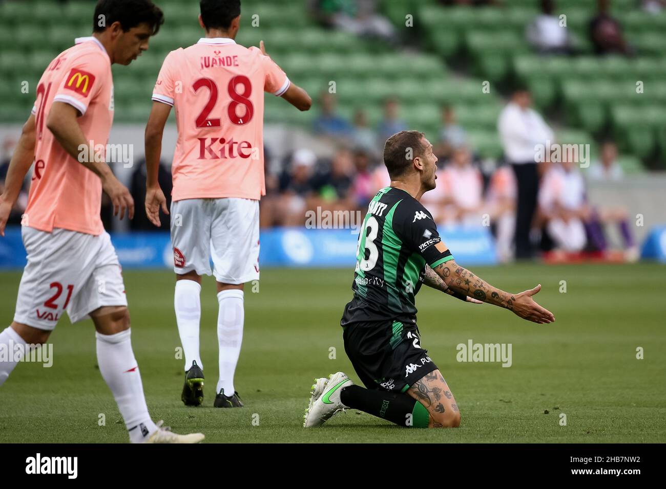 Melbourne, Australia, 17 dicembre 2021. Alessandro Diamanti del Western United si fa emozionato dopo essere rimasto ferito durante il round 5 Della partita di calcio A-League tra il Western United FC e Adelaide United all'AAMI Park il 17 dicembre 2021 a Melbourne, Australia. Credit: Dave Hewison/Speed Media/Alamy Live News Foto Stock