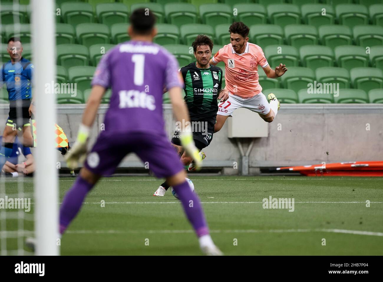 Melbourne, Australia, 17 dicembre 2021. Dylan Wenzel-Halls of Western United controlla la palla davanti a Joshua Cavallo di Adelaide United durante il round 5 A-League di calcio partita tra Western United FC e Adelaide United al AAMI Park il 17 dicembre 2021 a Melbourne, Australia. Credit: Dave Hewison/Speed Media/Alamy Live News Foto Stock