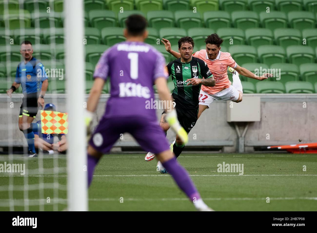 Melbourne, Australia, 17 dicembre 2021. Dylan Wenzel-Halls of Western United controlla la palla davanti a Joshua Cavallo di Adelaide United durante il round 5 A-League di calcio partita tra Western United FC e Adelaide United al AAMI Park il 17 dicembre 2021 a Melbourne, Australia. Credit: Dave Hewison/Speed Media/Alamy Live News Foto Stock