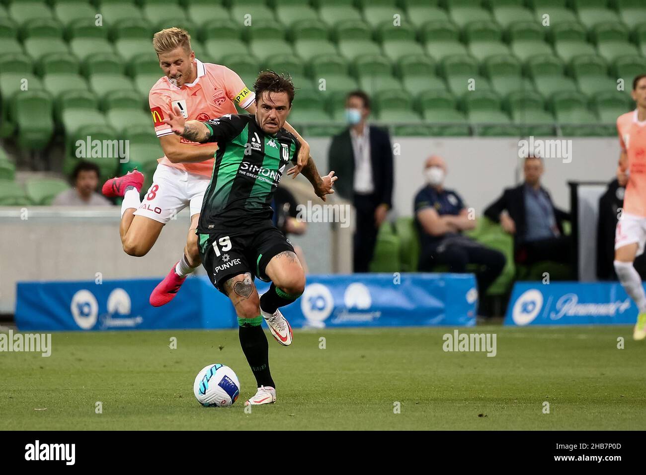 Melbourne, Australia, 17 dicembre 2021. Stefan Mauk di Adelaide United affronta Joshua Risdon di Western United mentre controlla la palla durante il round 5 A-League di calcio partita tra Western United FC e Adelaide United al AAMI Park il 17 dicembre 2021 a Melbourne, Australia. Credit: Dave Hewison/Speed Media/Alamy Live News Foto Stock