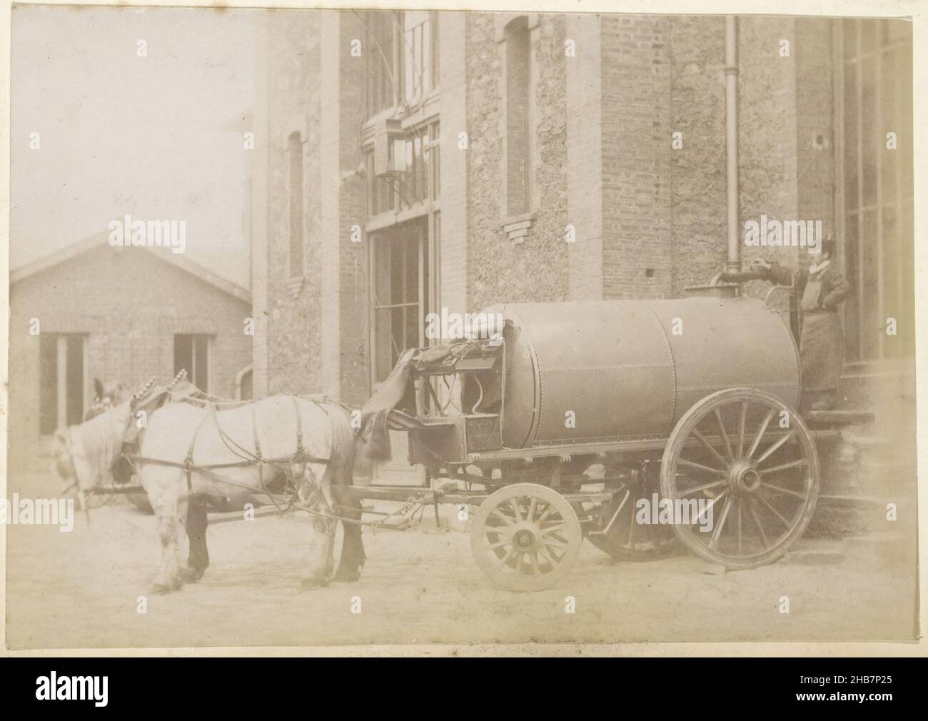 Cavallo, carretto d'acqua e un soldato in una caserma in Francia, parte di un album fotografico di un fotografo dilettante francese con i colpi di una famiglia, distilleria Delizy &amp; Doistau Fils, l'esercito e luoghi di interesse in Francia., anonimo, Francia, c. 1900 - c. 1910, carta, stampa albume, altezza 119 mm x larghezza 170 mm Foto Stock