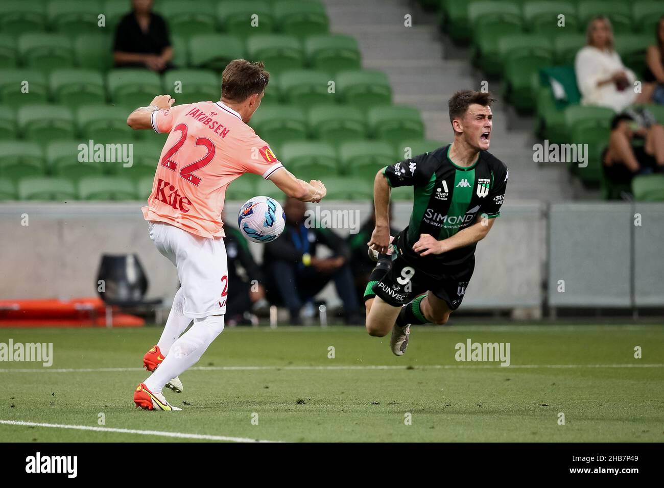Melbourne, Australia, 17 dicembre 2021. Michael Jakobsen di Adelaide United calcia la palla davanti a Dylan Wenzel-Halls di Western United durante il round 5 A-League di calcio partita tra Western United FC e Adelaide United al AAMI Park il 17 dicembre 2021 a Melbourne, Australia. Credit: Dave Hewison/Speed Media/Alamy Live News Foto Stock