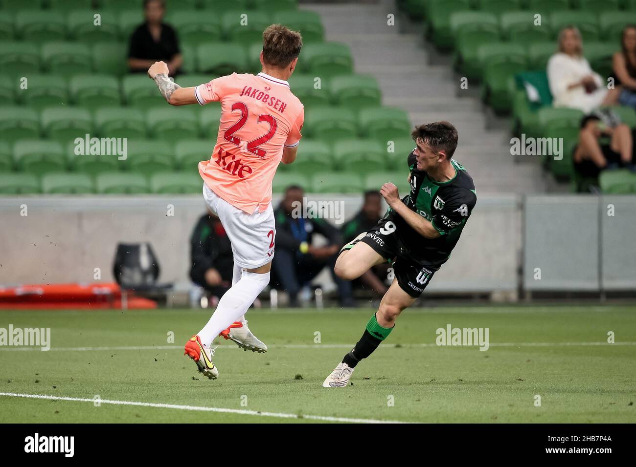 Melbourne, Australia, 17 dicembre 2021. Michael Jakobsen di Adelaide United calcia la palla davanti a Dylan Wenzel-Halls di Western United durante il round 5 A-League di calcio partita tra Western United FC e Adelaide United al AAMI Park il 17 dicembre 2021 a Melbourne, Australia. Credit: Dave Hewison/Speed Media/Alamy Live News Foto Stock