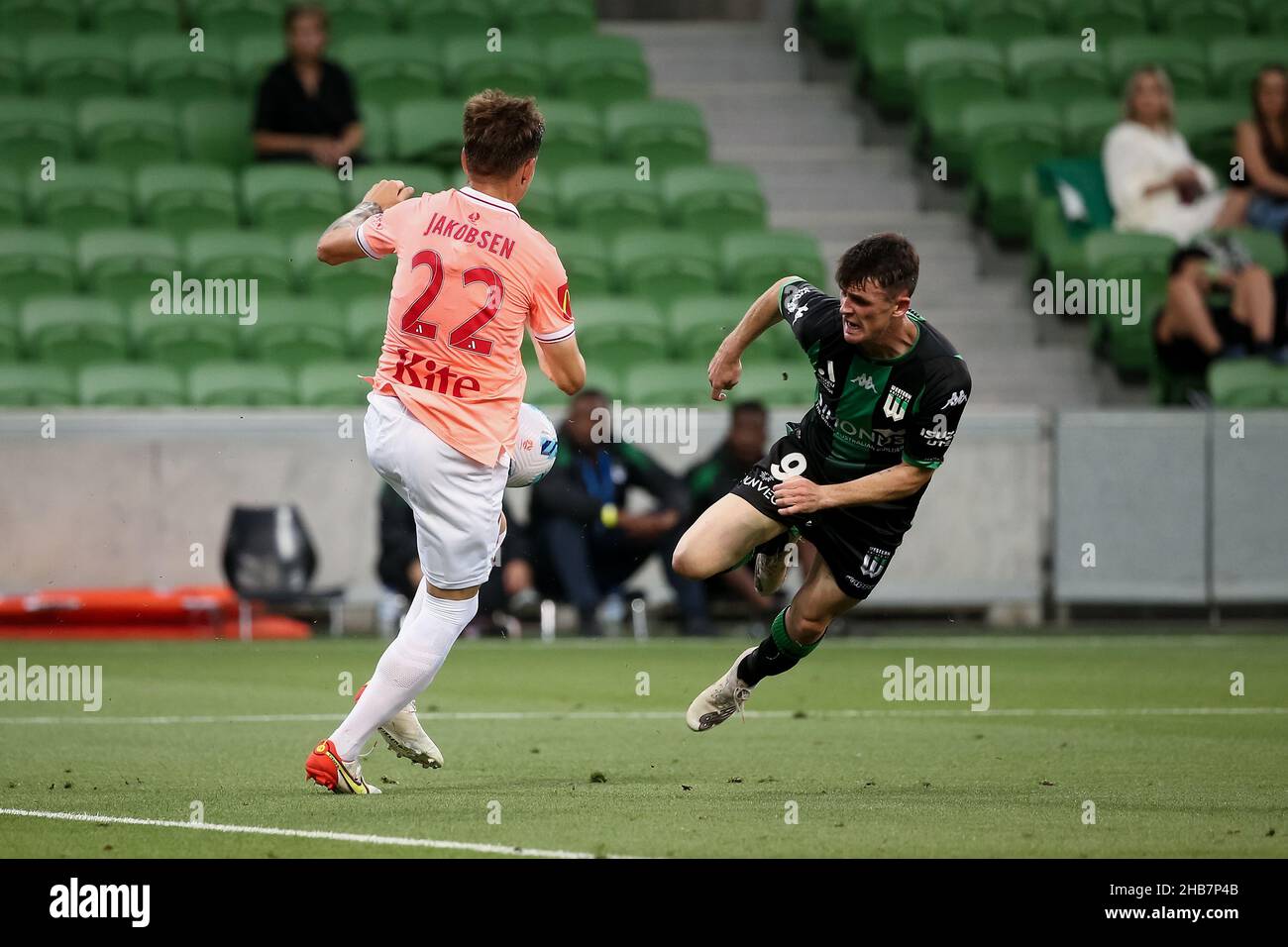 Melbourne, Australia, 17 dicembre 2021. Michael Jakobsen di Adelaide United calcia la palla davanti a Dylan Wenzel-Halls di Western United durante il round 5 A-League di calcio partita tra Western United FC e Adelaide United al AAMI Park il 17 dicembre 2021 a Melbourne, Australia. Credit: Dave Hewison/Speed Media/Alamy Live News Foto Stock